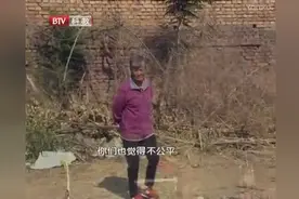 恶毒媳妇把85岁老人赶走，被逼无奈住在垃圾房旁边，简直太可怕了