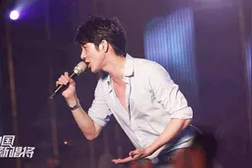 型男演绎经典摇滚《完美夏天》，吉他伴奏也很搭~视频封面