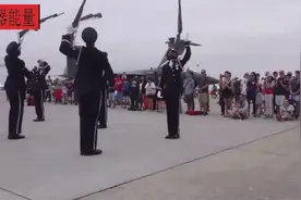 美军士兵站两排不断转枪 长官从中间淡定走过