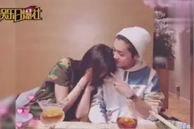 关晓彤朋友圈晒和男友鹿晗甜蜜合照，依偎在鹿晗肩头，鹿晗一脸宠溺视频封面