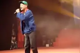 刘小光黑山演出，歌曲唱的幽默风趣，搭档比他媳妇还漂亮！视频封面