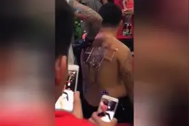 肉痛！纹身师玩人体悬挂：紧张多过疼视频封面