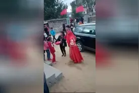 这礼炮威力这么大？刚一响，新娘就被吓摔趴下，太尴尬了