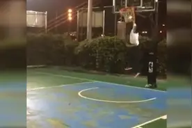 扣个篮眼镜碎了一地，少年这下可摔得够呛视频封面