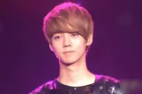 鹿晗在韩期间演唱会上眼神太撩人，这么好看的鹿晗好想抱回家！视频封面