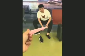 小伙为了垫增高鞋垫把脚磨破了，好尴尬！视频封面