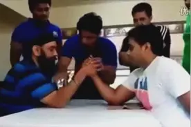 没想到掰手腕是这么危险的运动 以后再也不敢乱玩了