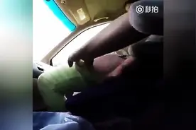 实拍在行驶的轿车上生孩子，卧槽，比拉屎还轻松啊视频封面