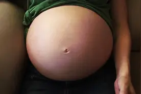 妈妈怀孕36周抚摸肚皮后，胎宝宝给了最温馨的回应视频封面