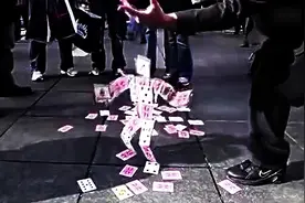 太神奇了，魔术师竟然能让扑克牌变机器人起来走路！图片