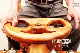 66岁爷爷手工打造樟木三轮车接送孙子，满满的都是爱！图片