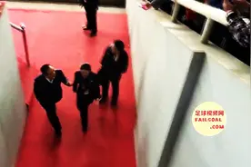 实拍中马之战赛后球迷看台爆粗要求蔡振华下课图片