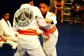 一帮小屁孩练武术，我相信，你打不过他们！不信，你看！图片