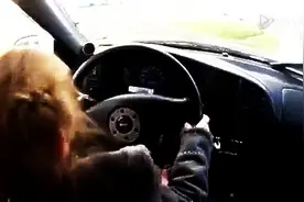 3岁萝莉开车玩漂移，刚拿到驾照的我真的被闪瞎了！图片