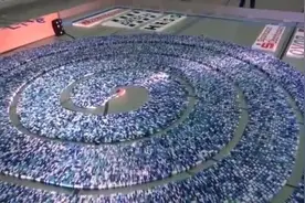 27.5万块多米诺骨牌链式反应，往后看！太壮观！实在是太帅了图片