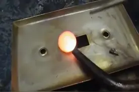 把烧红的铁球放入水杯中，发出清脆的声音，好担心被子爆炸了！图片
