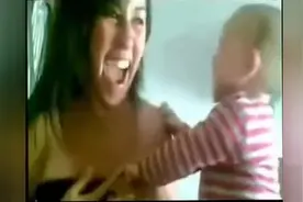 熊孩子不喝奶一直不断扯妈妈的衣服...宝贝，咱能不这么调皮吗图片