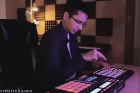 印度帅哥玩音乐，这节奏感也是够震撼的图片