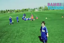 看看德国教练是怎样教孩子踢球的图片