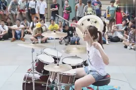妹子架子鼓街头表演，这灵活的手法，真是极具观赏性的表演！图片
