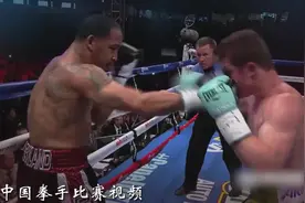 一拳打晕！世界拳王擂台打歪美国猛兽下巴躺地不起图片