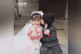 5岁小男孩亲了小妹妹一口！小妹妹反应萌死了！太可爱了！图片