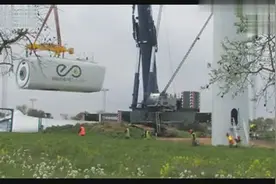 看,千吨级"窄轨式"履带吊转场就是这么潇洒！视频封面