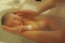 护士这么给婴儿洗澡的！马上就要生二孩了，赶紧学习一下！图片