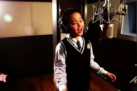 [头条好声音]《乌兰巴托的夜》这歌不熟悉，却被这个小孩唱的那么好图片