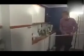 往热油锅里倒水是一种怎样的体验？恭喜你作死成功图片