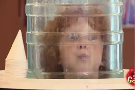 饮水机里竟然出现了一颗“小孩头”，喝水的她吓尿了！图片