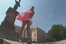 街头实拍恶搞吹美女短裙,传爆朋友圈图片