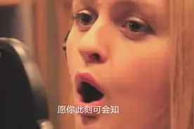 外国美女唱《喜欢你》，美翻了！太有味道了！图片