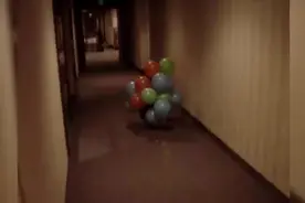 一团气球在前方移动，定眼一看发现萌萌的小宝宝，妈妈笑疯了！图片