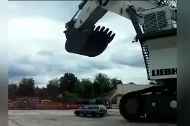 他们用挖土机来洗车，没想下一秒却发生爆笑悲剧！图片