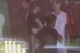 鹿晗关晓彤剧组超甜蜜视频曝光，两人牵手小动作停不下来视频封面