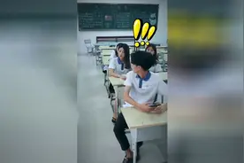 老师走错班级来上课，女学生说了句话，笑死了！视频封面