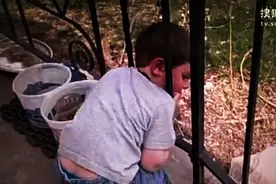 当孩子头卡在栏杆中了，你会怎么做？看看这对父母的智慧应对视频封面