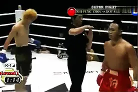 军人铁拳周志鹏扬威日本 KO日拳手披国旗令人尊敬图片