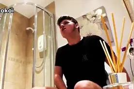 趁室友不在把强力胶黏在马桶上，结果拔不下来了！图片