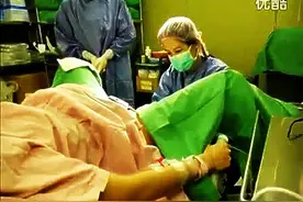 老公产房记录老婆顺产的全过程，婴儿出生时的感人一幕让人流泪