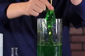 男子将两种液体混在一起，竟出现不可思议的反应！