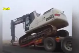 挖掘机上大货车，没想到发生意外，看看司机是如何自救的吧！图片