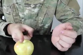 大叔示范没刀的时候怎么正确切苹果，看完我决定还是直接掰得好