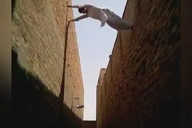 爬墙容易下墙难，阿三的游戏你玩过没，差点以为你要被摔成泥图片