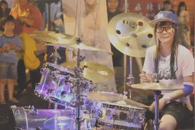 美女架子鼓表演，这豪放的手法，真正的被这音乐吸引了！太赞了！图片