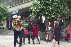 国内恶搞：情侣找路人拍照，假装吵架，路人的反应笑死了！图片