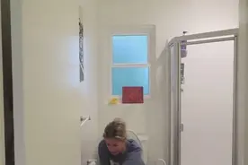 奇葩！国外二货用强力胶把女友粘在马桶上！后果会咋样!图片