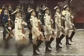 解放军仪仗队女兵首次海外表演，女兵和男兵就是不一样！养眼啊！图片