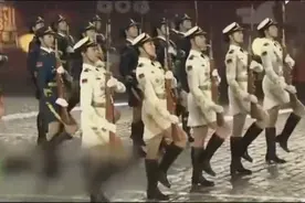 解放军仪仗队女兵首次海外表演，女兵和男兵就是不一样！养眼啊！图片